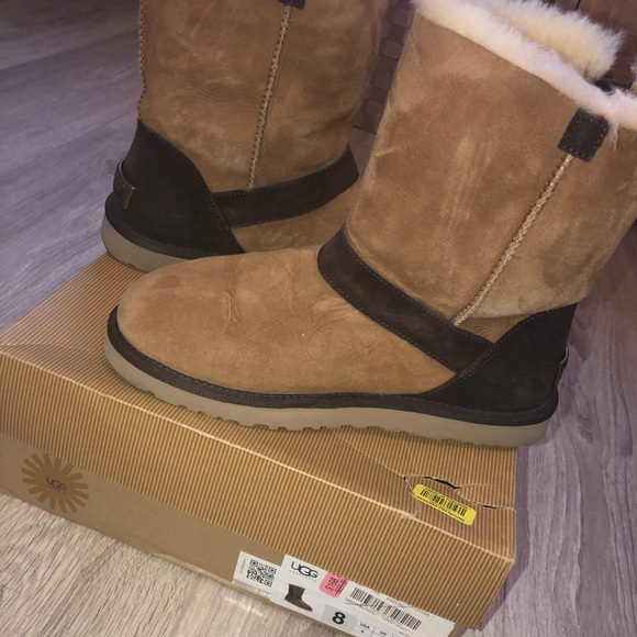 Women’s Uggs - Picture 1 of 4